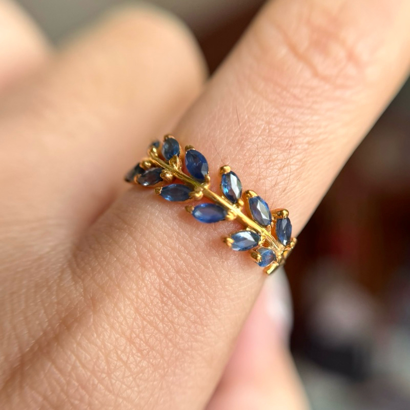 [พรีออเดอร์]แหวนใบมะกอกเงินแท้ 925 ฝังพลอยไพลิน(Blue Sapphire) ทรงมาคีย์ พลอยสีสวยหวานมากค่ะ