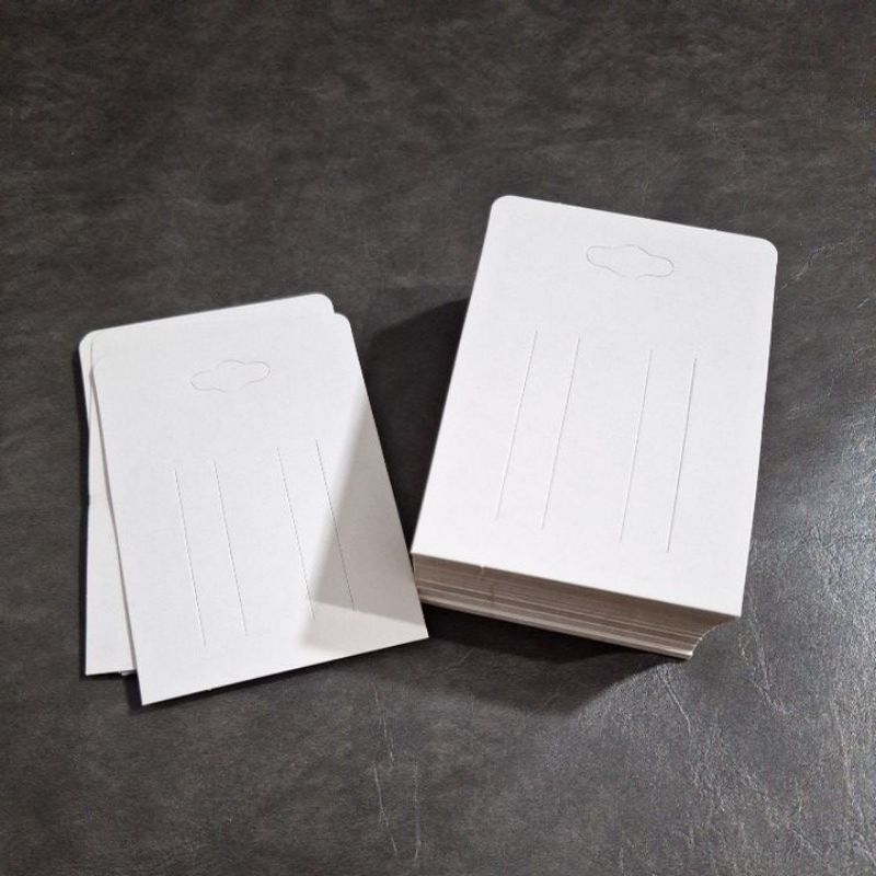 แผงกิ๊บ สั้น 7.5x10 cm 1 ก้อนมี 100 ใบ กระดาษหลังน้ำตาล หนาแข็งแรงดีครับ
