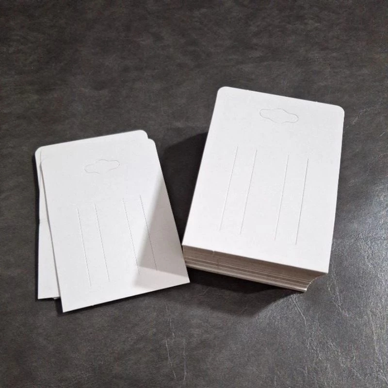 แผงกิ๊บ สั้น 7.5x10 cm 1 ก้อนมี 100 ใบ กระดาษหลังน้ำตาล หนาแข็งแรงดีครับ
