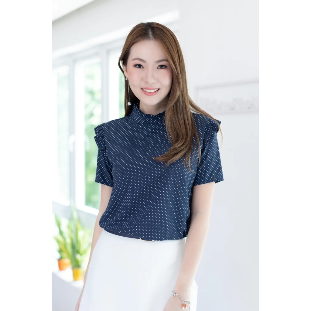 Narinari : MT4636 Frill-Trimmed Blouse เสื้อคอปิดลายจุด แต่งจีบ แขนสั้น