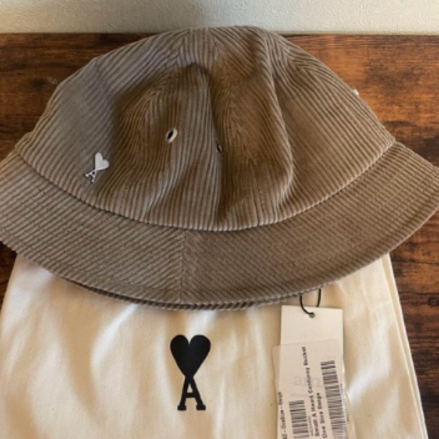 Used หมวก Bucket Ami Paris ของแท้ 100% Size 1 สีเบจผ้าลูกฝูก