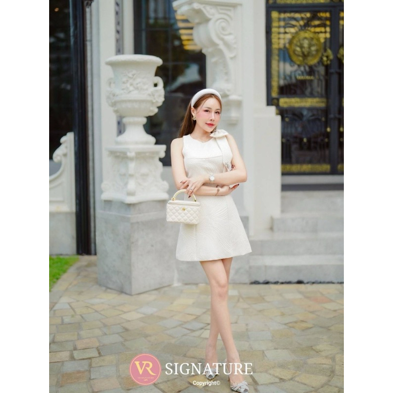 ชุดเดรสงานป้าย 🌷🧸VR Signature​ by VORA 🧸🌷 Dress สั้น แขนกุด แต่งโบว์ช่วงไหล่ แต่งอะไหล่เพชร เรียบหรู