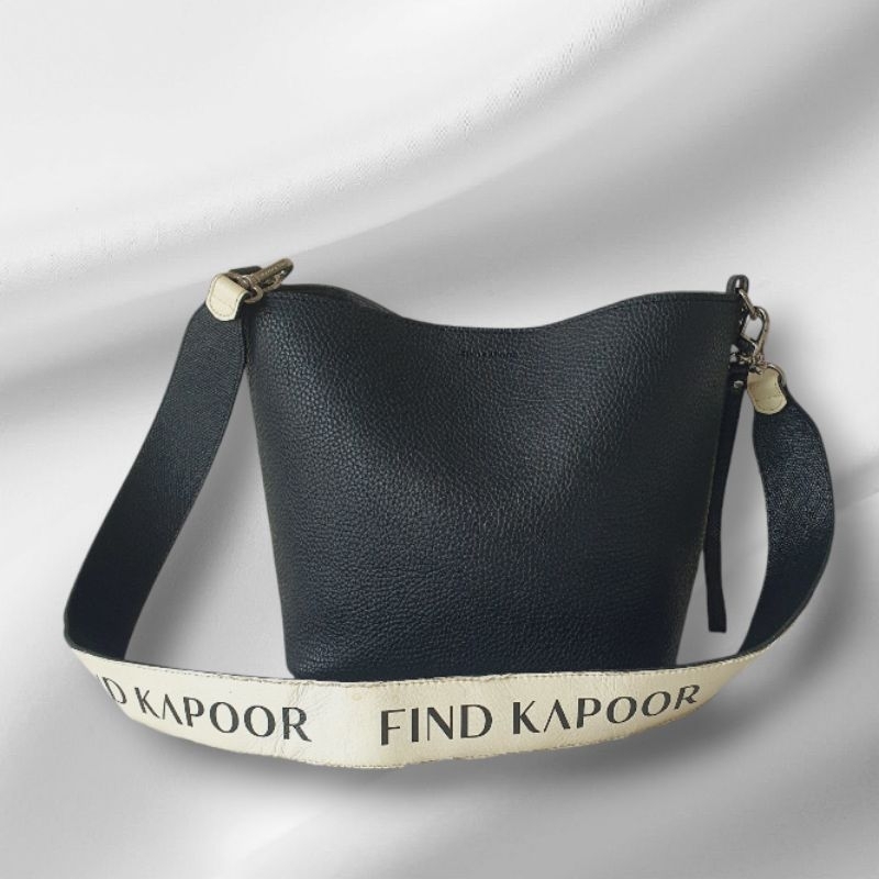 Find Kapoor กระเป๋าสะพายสีดำ