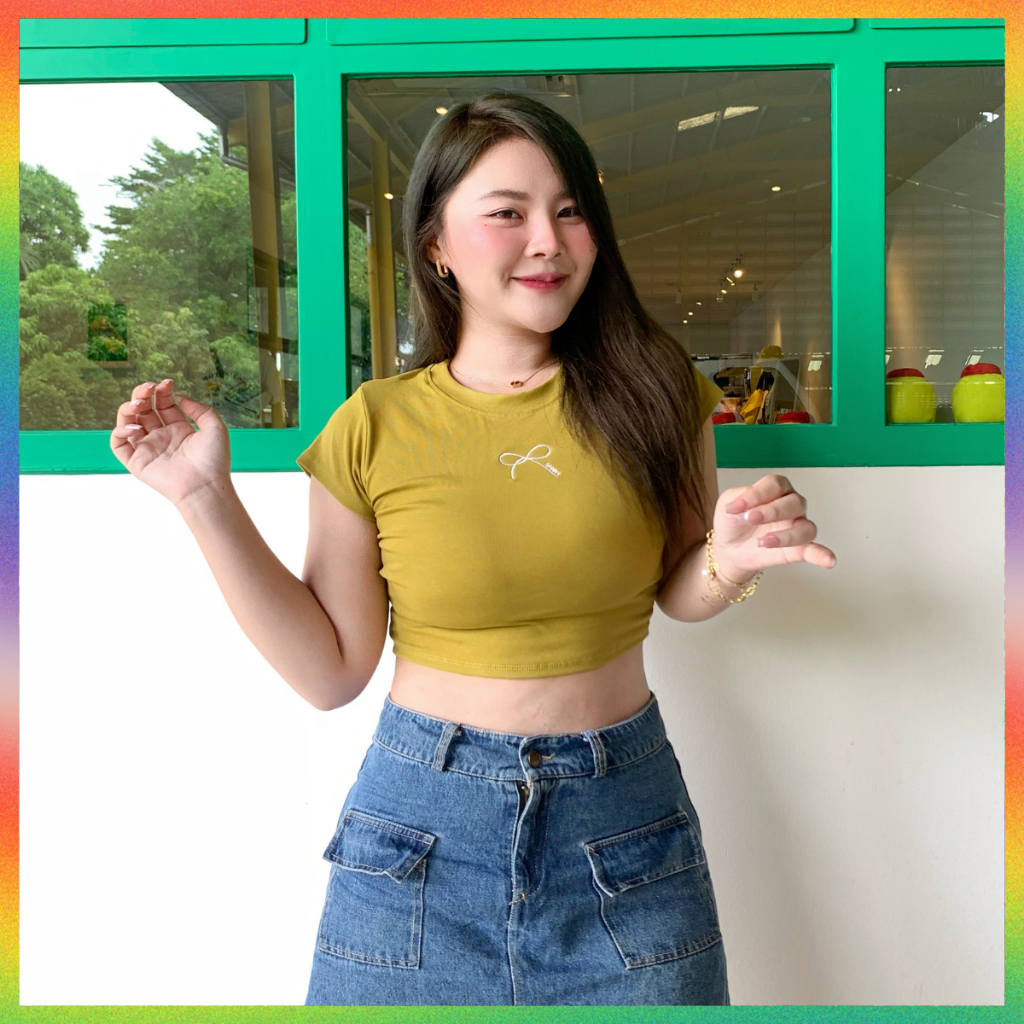 MesubShop เสื้อครอป สาวอวบใส่ได้ ผ้ายืดยูนิ ปักโลโก้ช่วงอก อกยืดเยอะมาก ใส่แมตช์ลุคง่าย พร้อมส่งทุกสี รุ่น ครอปแอลลี่