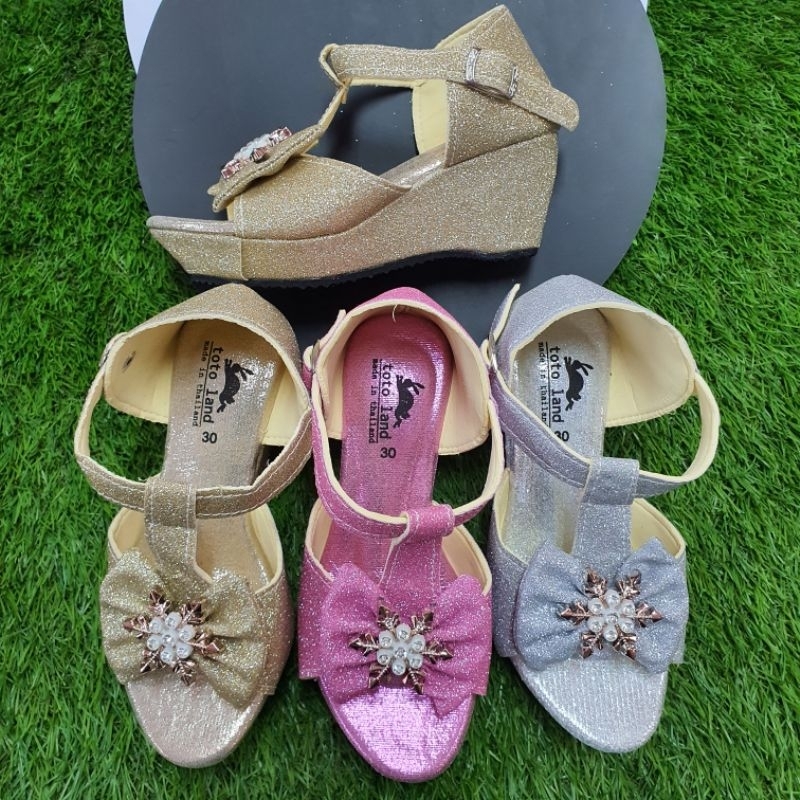 รองเท้าแฟชั่นเด็กผู้หญิงกากเพชรแบบรัดส้น  ส้นเตารีด สูง 2 นิ้ว รหัส NTK021 ไซส์ 30-35