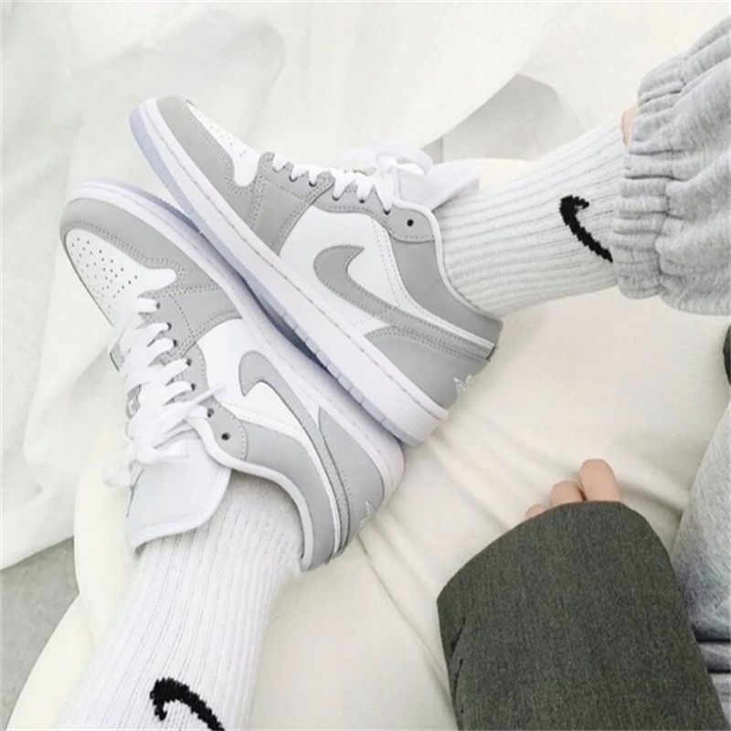 NEW Nike Air Jordan 1 Low Wolf Grey รองเท้ากีฬาบุรุษและสตรีทันสมัย คุณภาพสูง เหมาะสำหรับการเล่นกีฬาและการเดินทางพักผ่อน