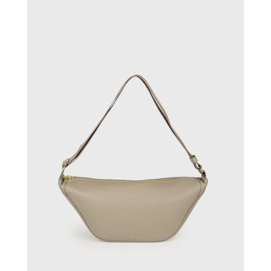 Tocco Toscano รุ่น Rey Shoulder Bag l กระเป๋าหนังวัว ฟอกนิ่ม คาดอก สามารถปรับสายได้
