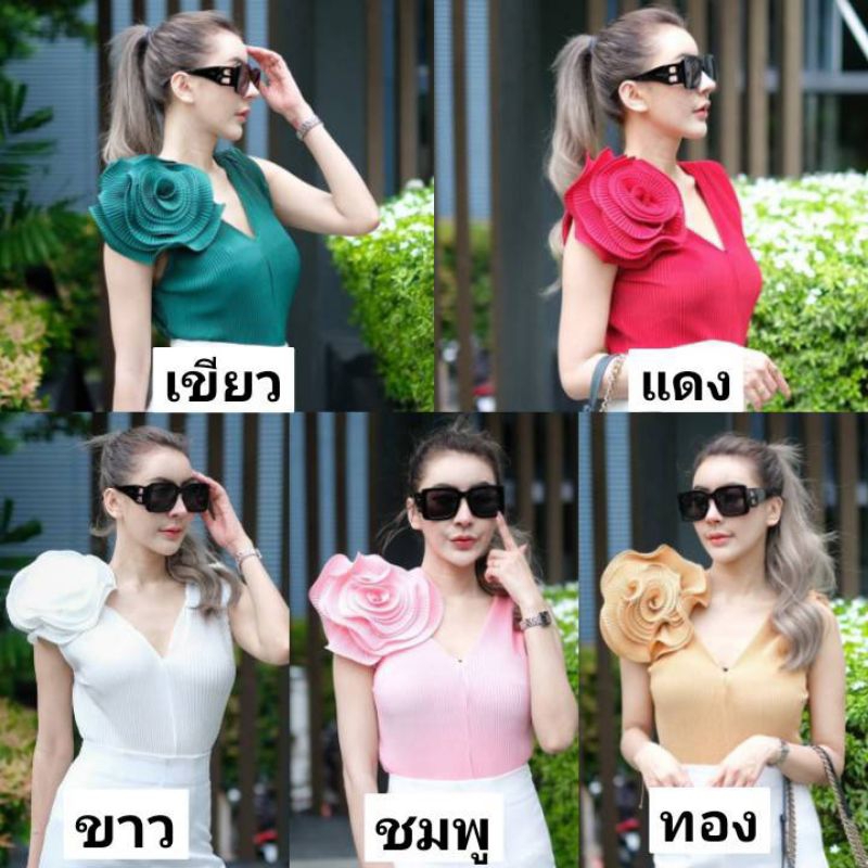 เสื้อแขนกุดคอวีอัดพลีททั้งตัว ดีเทลแต่งด้วยดอกคาเนชั่นอัดพลีททั้งดอก จุกๆแน่นๆฟูๆ เวอร์วัง
