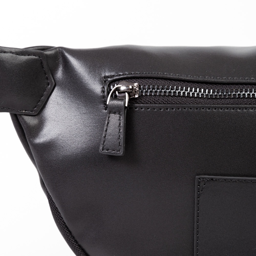 Playboy:รุ่น Cooper Men's Chest bag กระเป๋าคาดอกคาดเอวผู้ชายST-B243PBM290-BK ดีไซน์แต่งกระเป๋าหน้า หนังปั้มโลโก้ สีดำ