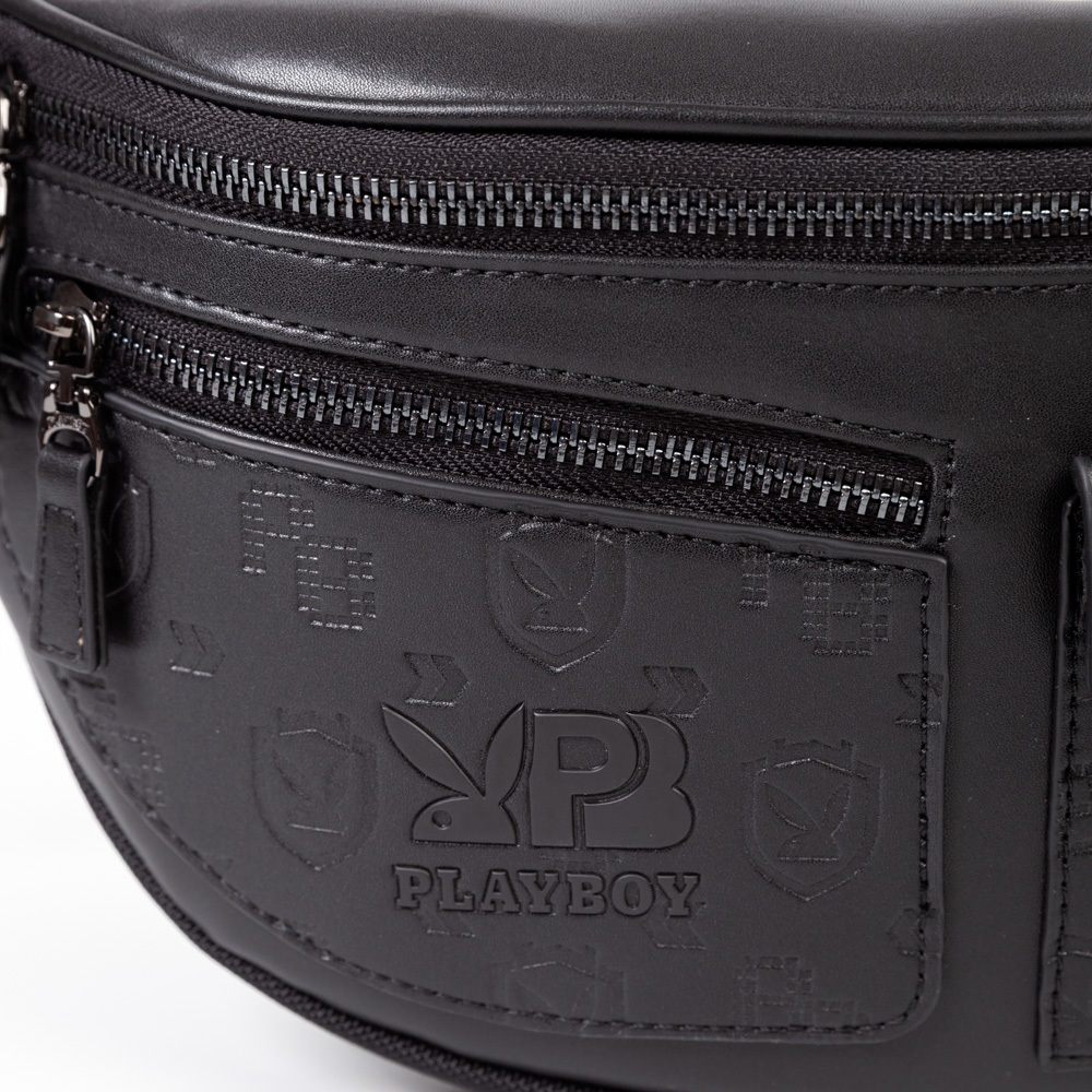 Playboy:รุ่น Cooper Men's Chest bag กระเป๋าคาดอกคาดเอวผู้ชายST-B243PBM290-BK ดีไซน์แต่งกระเป๋าหน้า หนังปั้มโลโก้ สีดำ