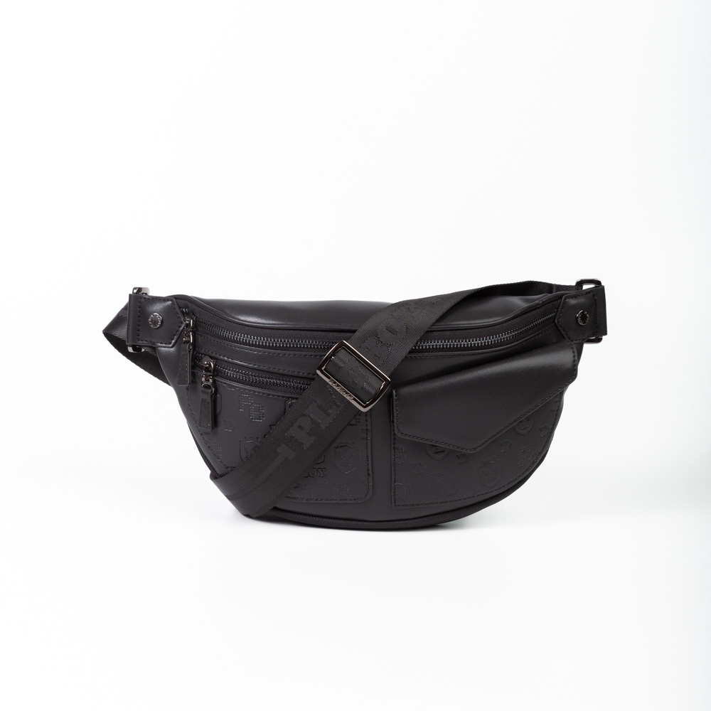 Playboy:รุ่น Cooper Men's Chest bag กระเป๋าคาดอกคาดเอวผู้ชายST-B243PBM290-BK ดีไซน์แต่งกระเป๋าหน้า หนังปั้มโลโก้ สีดำ