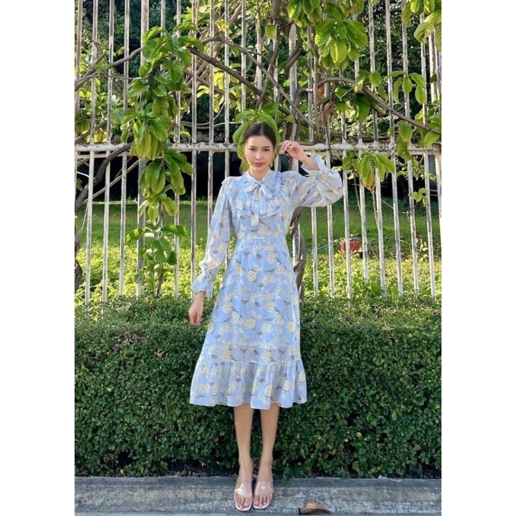 เดรสคอผูกระบายอกแขนยาว