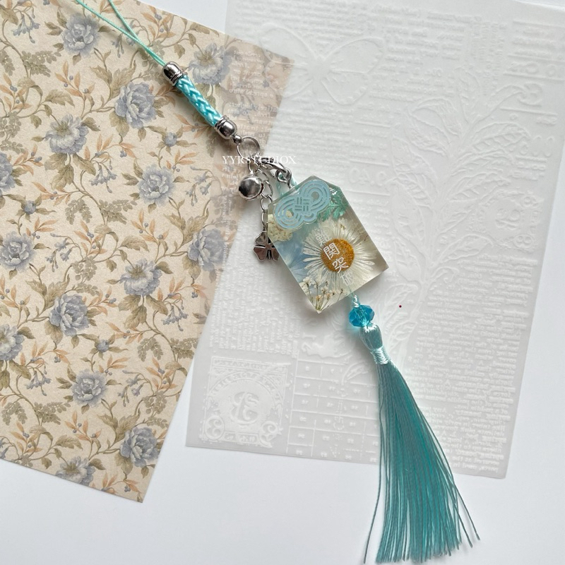 Omamori Blue tonekeychain เครื่องรางดอกไม้แห้งโทนสีฟ้า ·͜·♡ yyrstudiox～