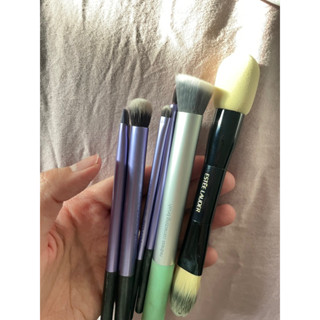 real techniques และ estee มือสอง สภาพดี ไม่ค่อยได้ใช้ ล้างให้ก่อนส่งค่ะ ชิ้นละ100 ฿