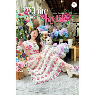 𝑾𝒉𝒊𝒕𝒆 𝑲𝒚𝒍𝒊𝒆 𝑫𝒓𝒆𝒔𝒔  เดรสยาวสีขาวสไตล์วินเทจ ผ้าพิมพ์ลายทั้งชุดแต่งระบายลูกไม้ทั้งตัว กระโปรงพริ้วสวย เบาสบาย น้ำหนักเบา