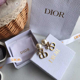 ต่างหู dior ไข่มุก ตุ่งติ่ง CD รุ่นยอดนิยม งานเกรด vip สวย วัสดุมีน้ำหนักทงทน ไม่ลอกดำง่าย อุกปกรณ์ครบพร้อมกล่อง