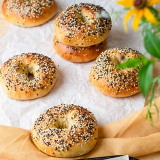 Black &amp; White Sesame Bagels  4pcs. (100g/pc) เบเกิ้ลหน้างาดำขาว 4 ชิ้น ขนาด ( 100g/ชิ้น)