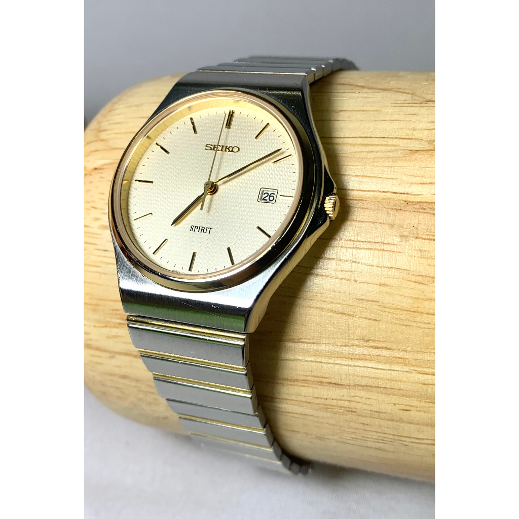 SEIKO SPIRIT 7N22-7A20นาฬิกาควอทซ์จากญี่ปุ่นแท้100%ตัวเรือนสีเงินกรอบสีทองหน้าปัดสีทองอ่อนสวยมีวันที่