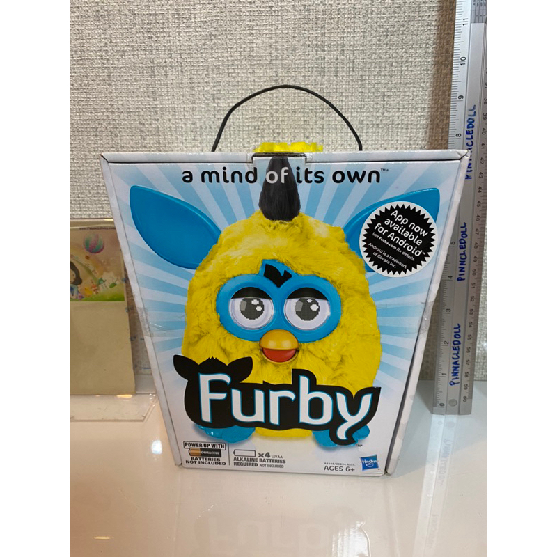 ตุ๊กตา Furby 2012 ทูโทน สีเหลืองฟ้า ของใหม่ ของแท้ ยังไม่แกะ กล่องไม่สวยเล็กน้อย งานสะสมค่ะ ขออนุญาต