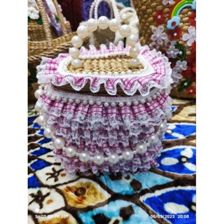 กระเป๋าสานทรงเต๋าแต่งระบายสีชมพูเข้มรอบใบ