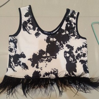 เสื้อแขนกุด คอกลม ขนนก กุ้นขอบดำ สีขาว ลายดำ PdC new york size m
