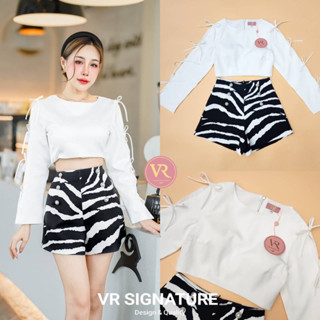 set2ชิ้น เสื้อครอปแขนยาวสีขาว แขนแต่งเว้าผ่าผูกโบว์ช่วงแขน+กางเกงขาสั้นแต่งกระดุมมุกเรียงด้านหน้า Tag::Vora
