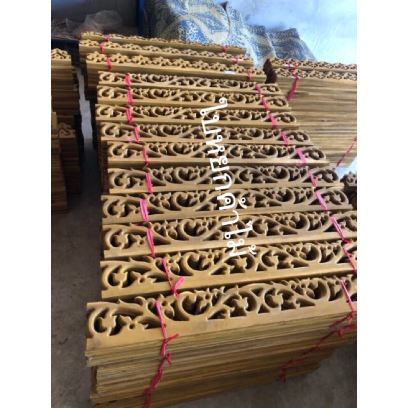 ไม้เชิงชายลายเครือจำนวน 5 แผ่นมี2ขนาด กว้าง5นิ้ว และ 6 นิ้วยาว1เมตร ทำจากไม้กระถินณรงณ์