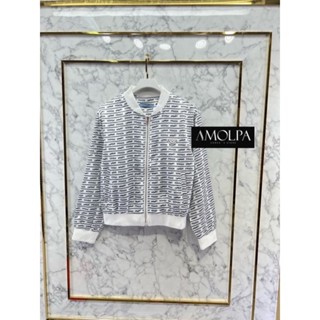 เสื้อpradaส่งฟรีมีของแถม