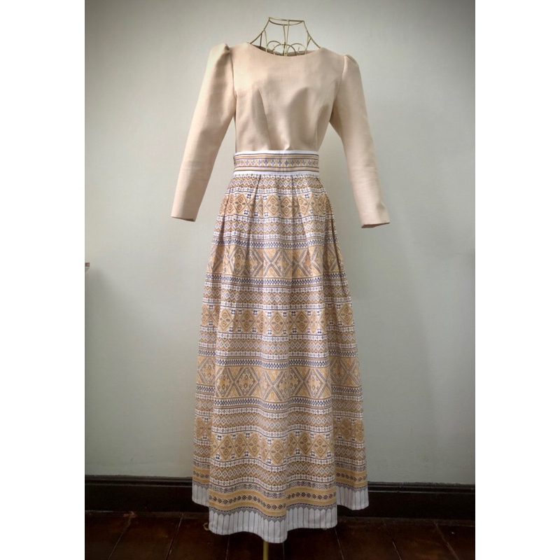 ชุดทำบุญ 👗เสื้อครอปชินมัยสีเบจ กระโปรงผ้าฝ้ายทอลาย จากร้าน Lada Lanna Collection