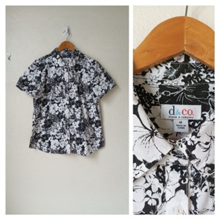 เสื้อเชิ้ตผู้หญิง สีขาว ลายดอกดำ ผ้าไม่ยืด รอบอก 42 นิ้วค่ะ