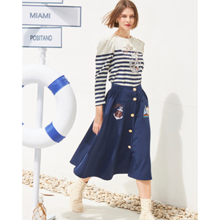 Wila-Sailor Skirt กระโปรงสีกรมท่าระดับเอวกลาง  ยาวครึ่งแข้ง กระดุมหน้ากลางผ่าตลอดถอดใส่ได้ รูดเอวพองบานสลวย ปักลายในธีมก