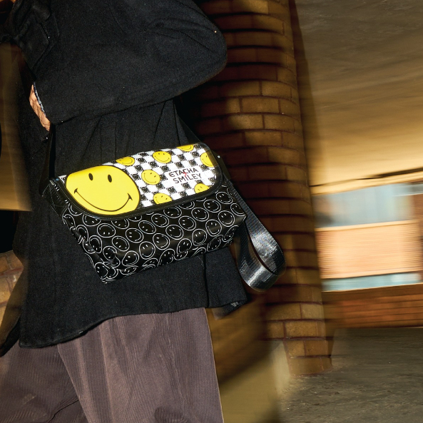 กระเป๋าสะพายข้าง ETACHA x Smiley ของแท้ 100% กระเป๋าผ้าใบ