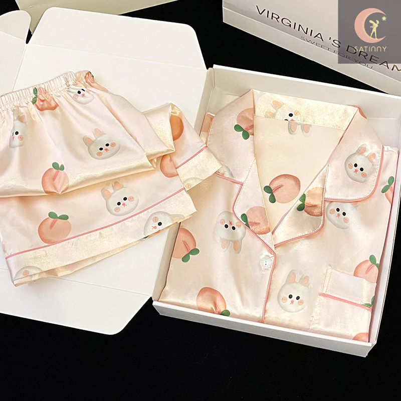 JJ01ชุดนอนSatinny แขนสั้น+ขาสั้น สินค้าพร้อมแพ็คเกตแบบกล่อง จัดไปไม่ผิดหวัง ลายกระต่ายสุดฮิต ถูกใจมินิมอล ผ้าลื่นนิ่ม