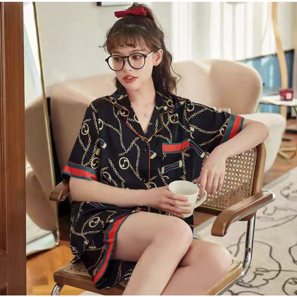 802 ชุดนอนคอปก แขนสั้นขาสั้น ผ้าซาติน ชุดนอนลายการ์ตูนน่ารักๆนิ่มใส่สบายไม่เครืองผิวสีสด (สินค้าพร้อมส่ง)