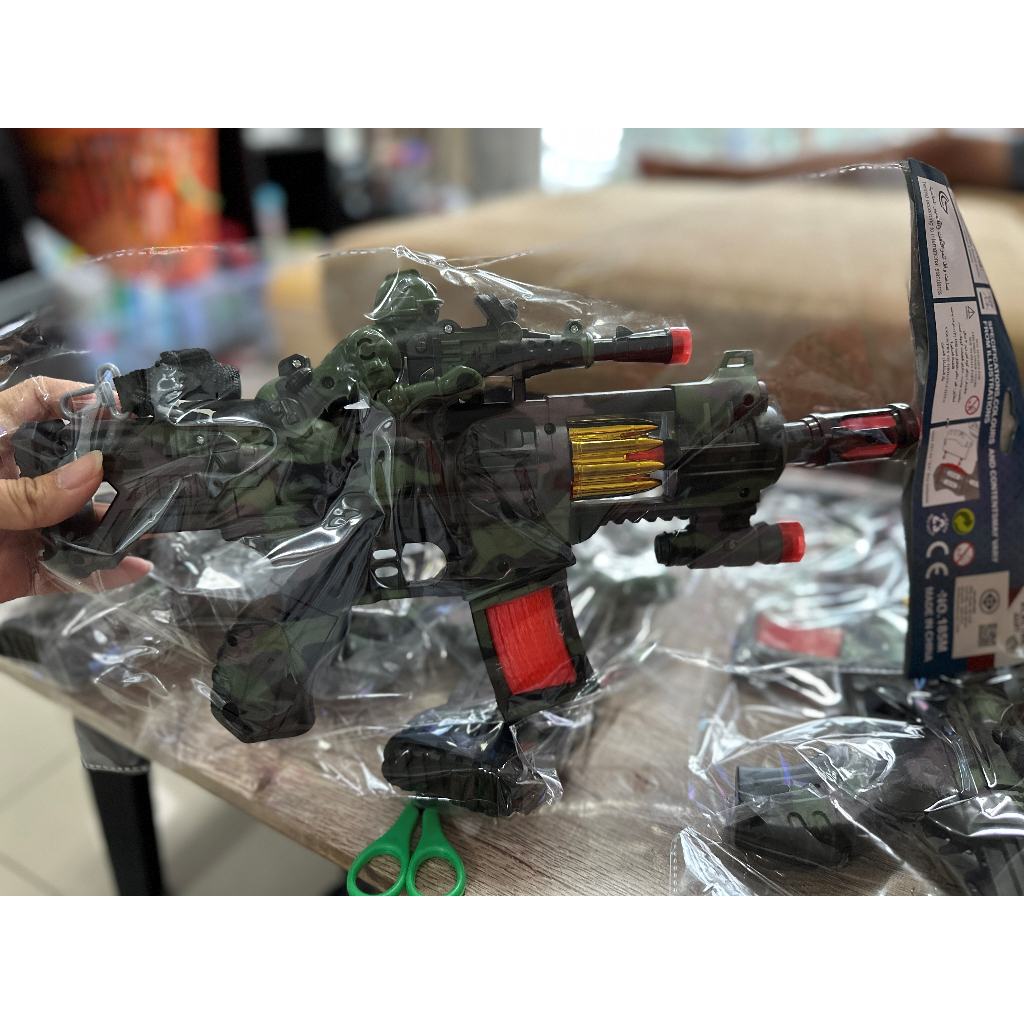 ปืนทหาร ปืนลายทหาร ปืนของเล่น ระบบสั่น มีเสียงมีไฟ ปืนใส่ถ่านของเล่นเด็ก ถ่ายรูปจากสินค้าจริง พร้อมส่ง ใส่ถ่าน AA 3 ก้อน