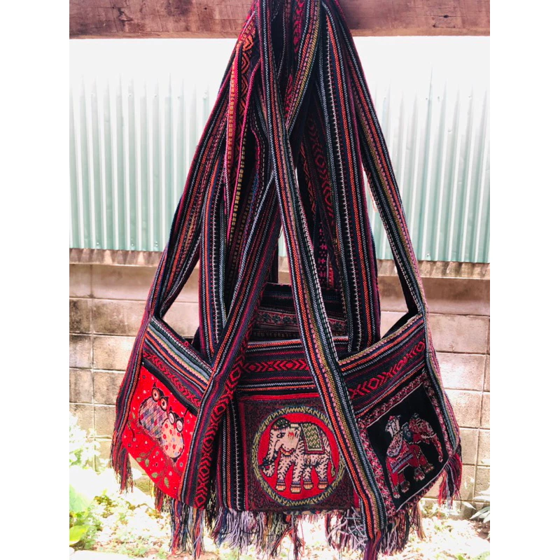ย่ามกระเป๋าผ้าพื้นเมือง ขนาด12*12นิ้วคละลายมีซิปมีซับในราคาใบละ45บาทสีสันสวยงาม