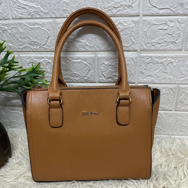 กระเป๋าถือ TW Simply กว้าง 10 สูง 9 ก้น 5 นิ้ว ราคา 290 บาท