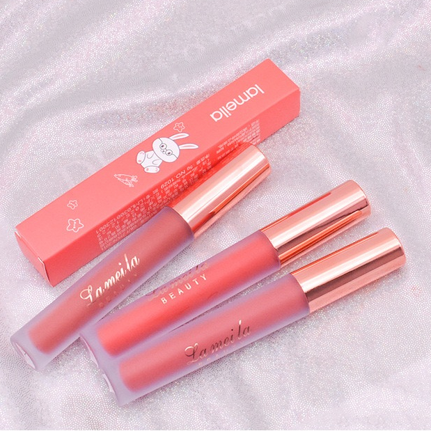 C1030ลิปกลอส เนื้อน้ำ ให้ความชุ่มชื้น ติดทนยาวนาน มีทั้งหมด 6 สี