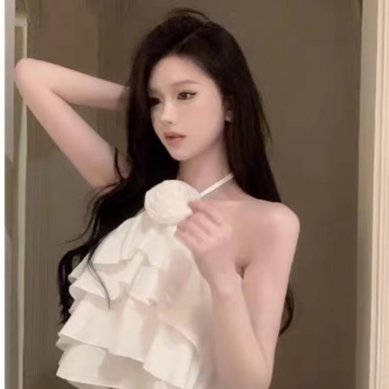 60136 เสื้อเกาะอกมีสายผูกคอ และเข็มกลัดรูปดอกกุหลาบ สม๊อคหลังเป็นยางยืด (สินค้าพร้อมส่ง)