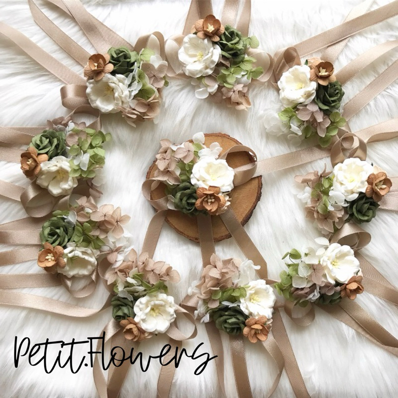 [พรีออเดอร์ 15 วัน ไม่มีพร้อมส่ง] ดอกไม้ผูกข้อมือเพื่อนเจ้าสาว แซมไฮเดรนเยีย ธีมเขียว ขาว น้ำตาล