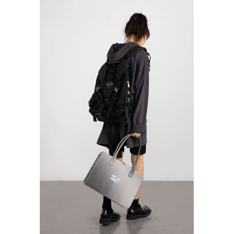 CryingCenter กระเป๋าสะพายข้าง/สะพายไหล่ Silver Square Bag