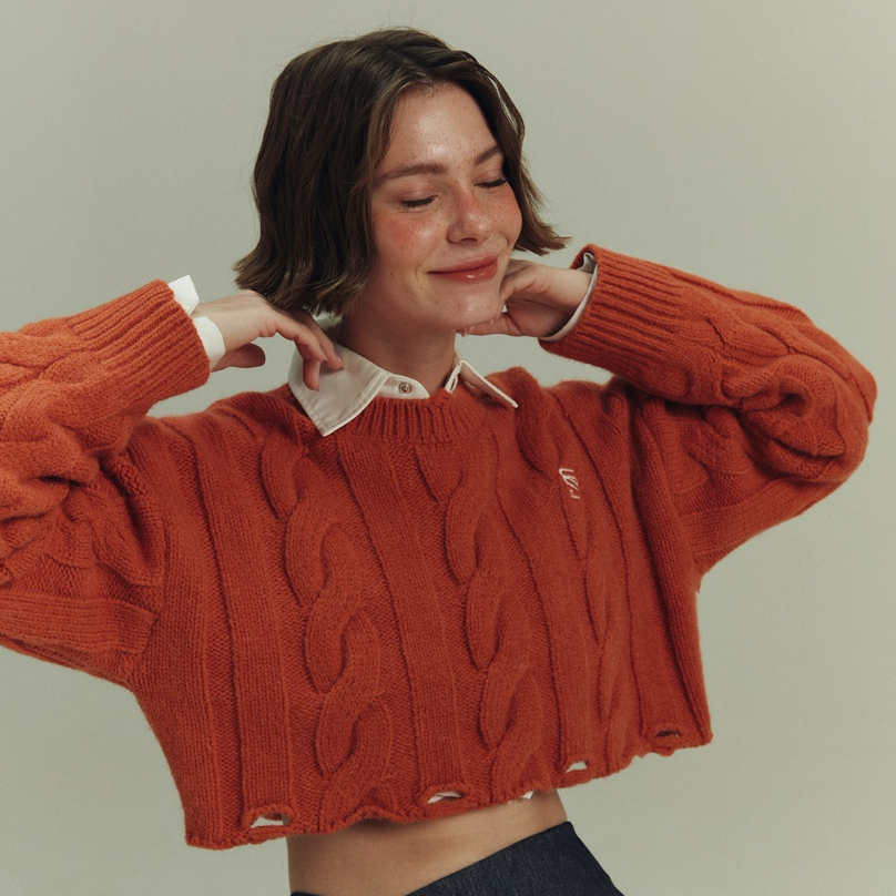 STUDIO UNKNOWN - Fray Sweater เสื้อหนาวทรงครอปพร้อมดีเทลปลายรุ่ย