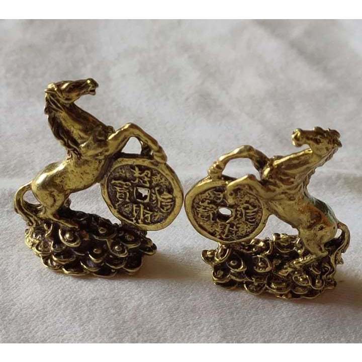 ม้ามงคล ทองเหลือง  2ตัว ยืนบนเหรียญจีน ก้อนทองโบราณ สัตว์มงคล ปีนักกษัตร เสริมฮวงจุ้ย ค้าขายดี มั่งคั่ง ร่ำรวย