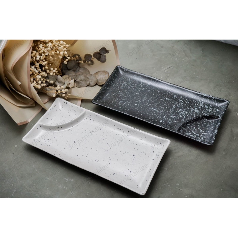 จานเปลเหลี่ยมพร้อมถ้วยน้ำจิ้ม เซรามิก 5.25*11นิ้ว Tweety