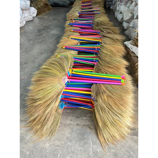 ไม้กวาดดอกหญ้า รุ่นหนา เย็บ 3 ตะเข็บ (ทากาว) ด้ามพลาสติกเกรด A ไม่หลุดร่วงง่าย