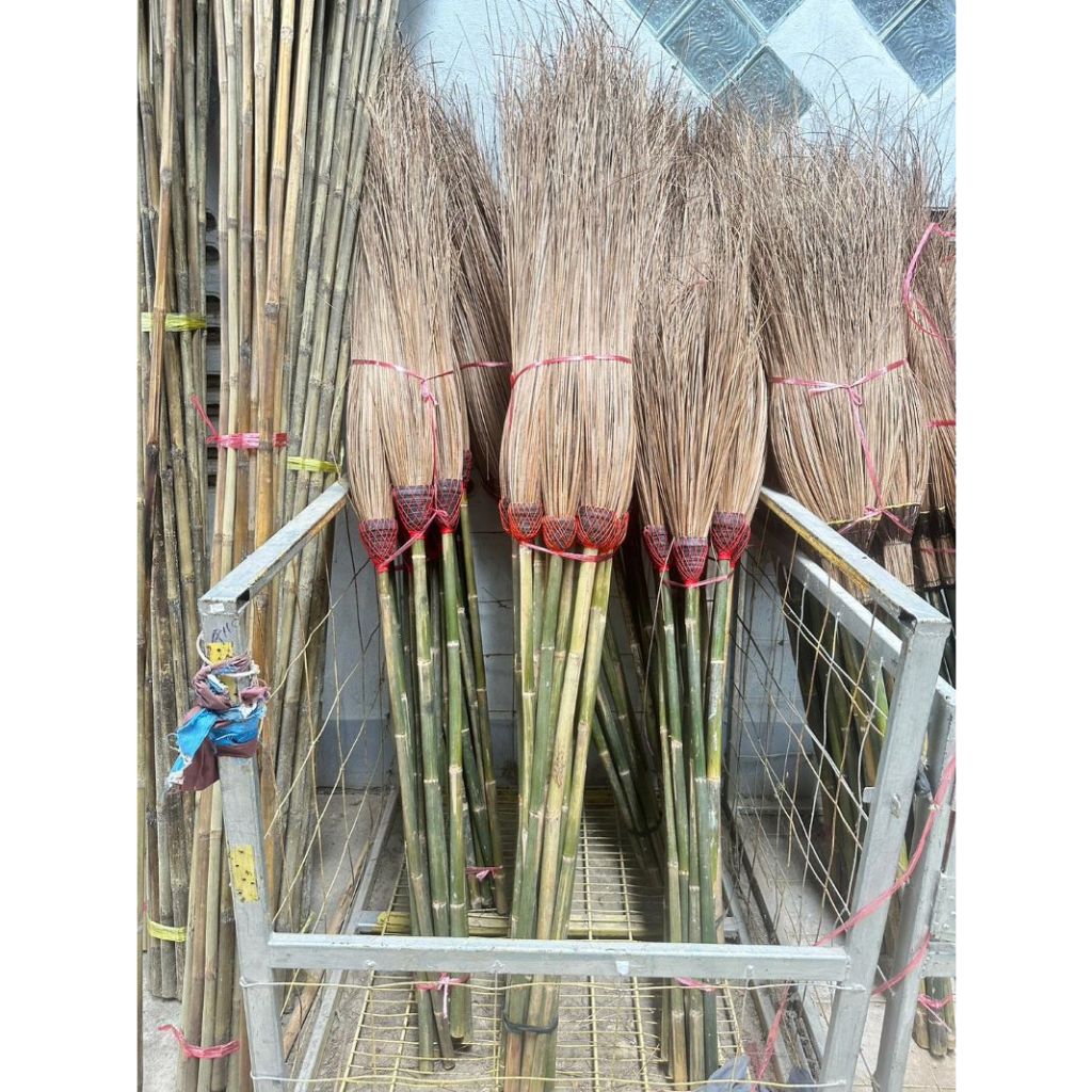 ไม้กวาดทางมะพร้าวทำมือ งาน OTOP (แบบหัวกลมพันยาง) อย่างดี ด้ามยาว 120 ซม. แข็งเเรง ทนทาน - รูปที่ 6