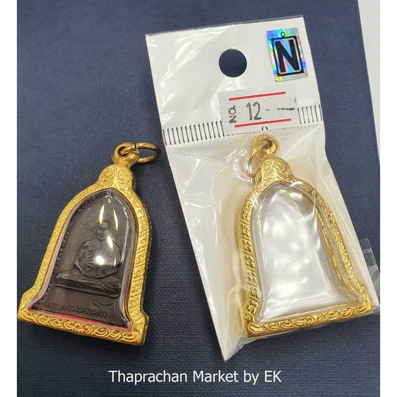 G046 กรอบทองเลเซอร์ สำหรับใส่ เหรียญระฆัง หลวงพ่อเกษม เขมโก สำหรับใส่พระเครื่อง ใส่ง่ายครับ มียางรองให้ ห่วงแถมให้