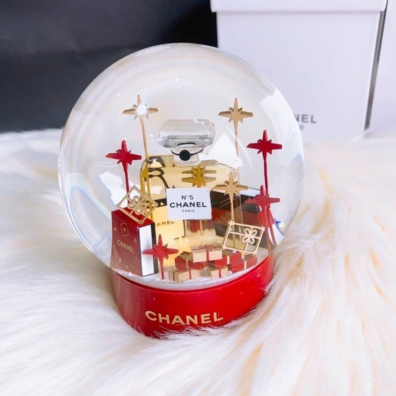 พร้อมส่ง New year จะปีใหม่แล้ว มาจัดค่า...🍓❄️ CHANEL N°5 Crystal Mini Snow Globe Dome Christmas New Gift Box 2023