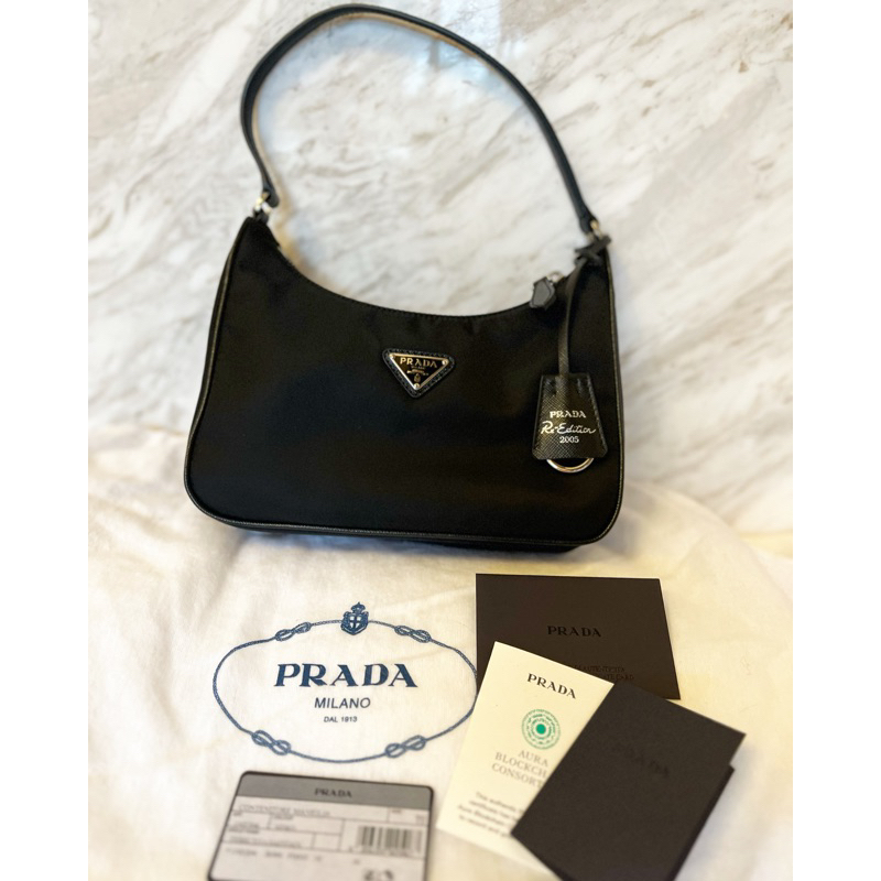 Prada กระเป๋าสะพายสีดำ รุ่นฮิต*