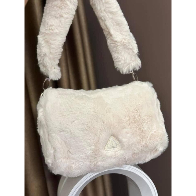 พร้อมส่ง ✨ กระเป๋า 3ce ของแท้ จากเคาน์เตอร์เกาหลี ✨  สีขาว fluffy ขนปุยนุ่มมม น่ารักมากก 🕊🤍
